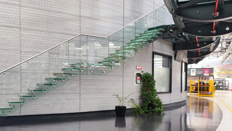 Scară de sticlă flotantă cu balustradă de sticlă